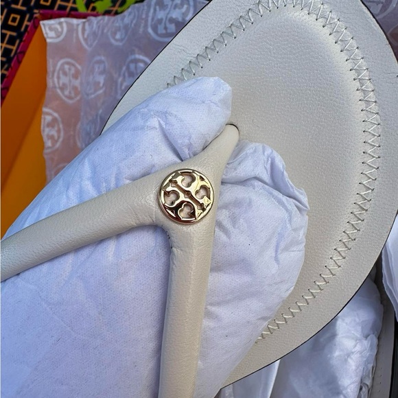 NIB Tory Burch Chelsea Light Cream Leather Logo Rubber Sole Flip Flops Size 9 - Picture 2 of 11